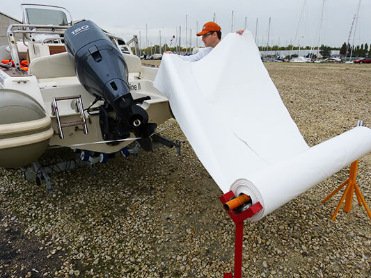 Emballage d'un bateau avec le film rétractable grande largeur